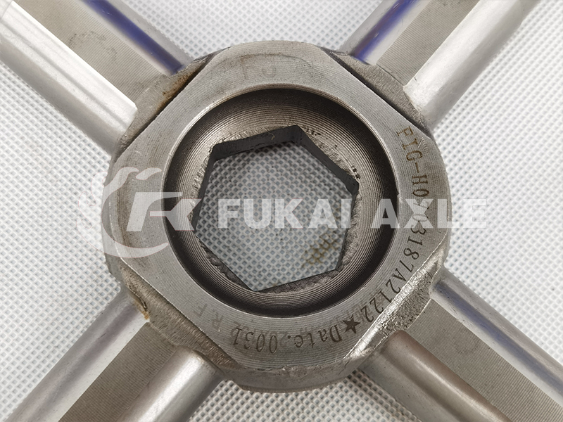 Inter-Wheel Cross Shaft for Sinotruk HOWO AC16 Truck Spare Parts AZ9981320031