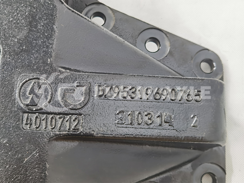 Front Spring Middle Bracket for Shacman Delong Spare Parts Dz95319690766/Dz95319690765/Dz95319690764