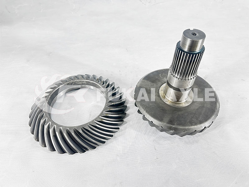 middle axle crown wheel pinion